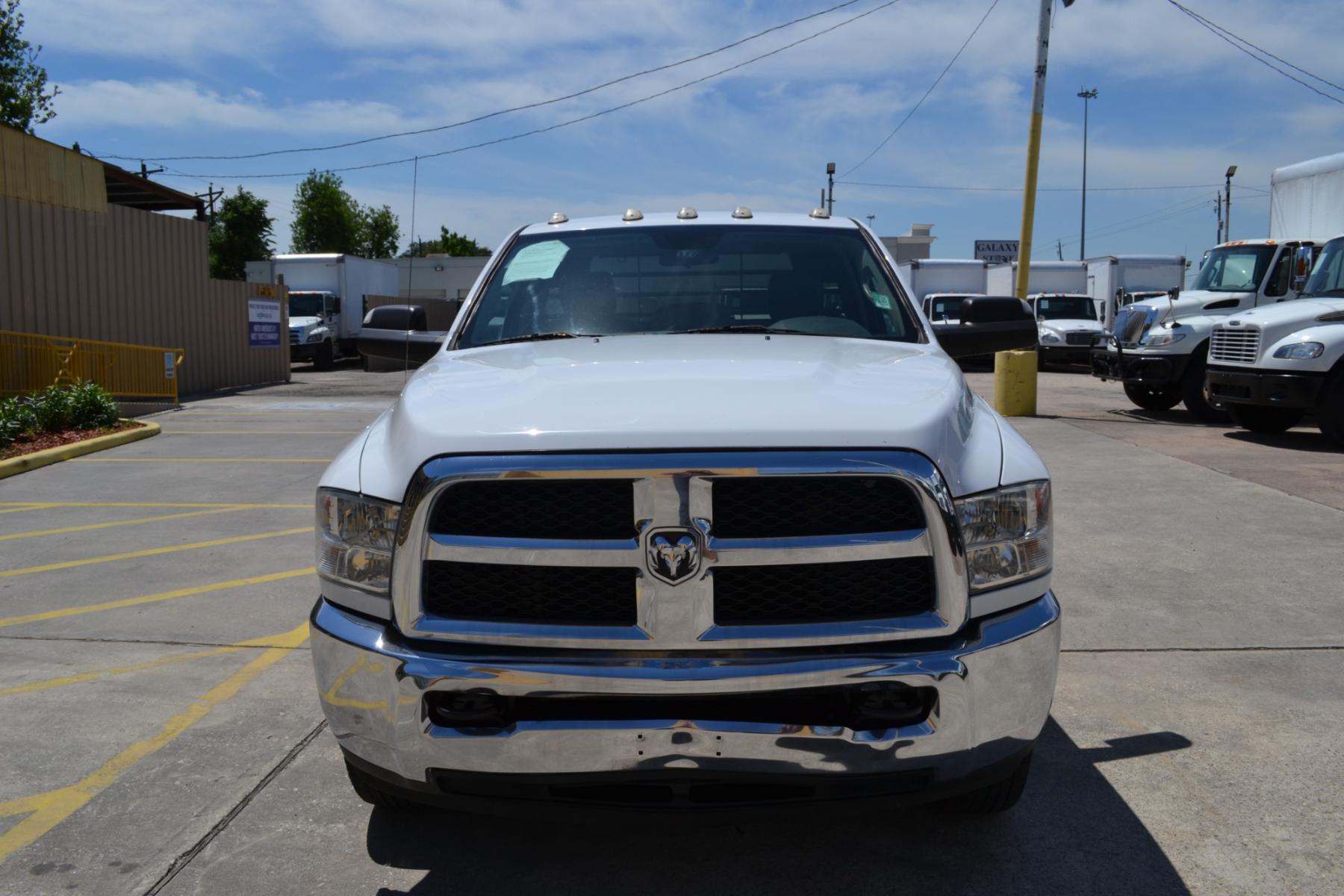 2018 WHITE /GRAY RAM 3500 with an CUMMINS 6.7L TURBO DIESEL engine, AISIN A465 6SPD AUTOMATIC transmission, located at 9172 North Fwy, Houston, TX, 77037, (713) 910-6868, 29.887470, -95.411903 - 14,000LB GVWR, 11FT FLATBED, 98" WIDE, 2 X TOOLBOXES, GOOSENECK/BUMPER PULL HITCH, 4X4, POWER WINDOWS, LOCKS, & MIRRORS, COLD A/C , CRUISE CONTROL - Photo #1